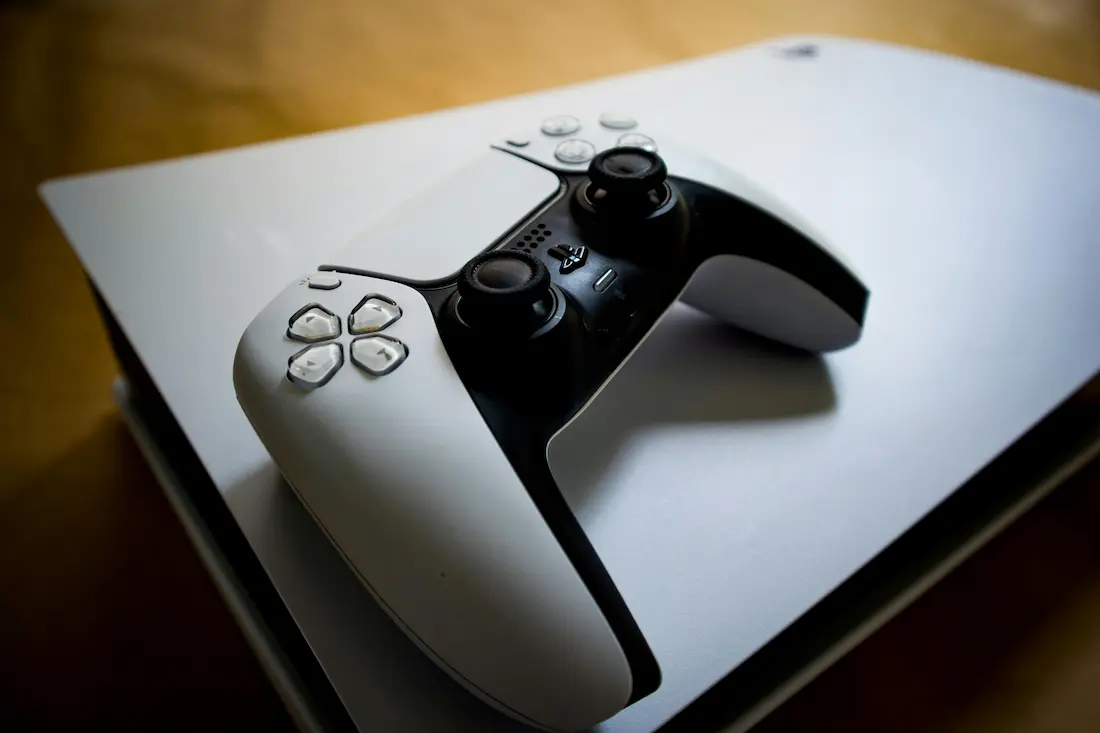 Controle DualSense sobre o PS5