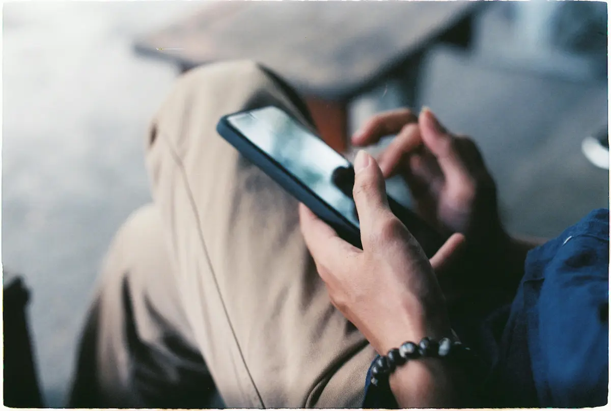 Pessoa usando smartphone preto